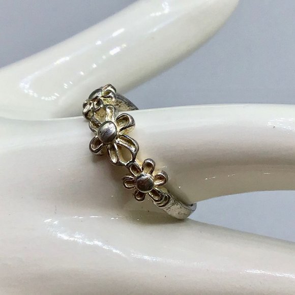Petite Sterling Silver Flowers Ring Size 8.75 Triple Daisy Design Thin Band - Picture 7 of 12